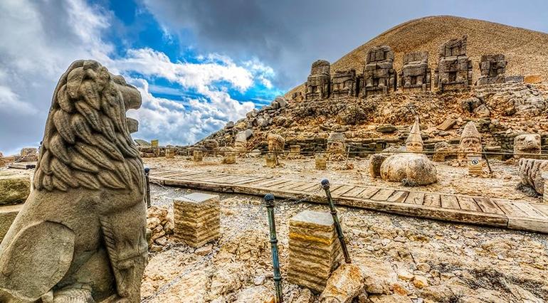 Gizemi hâlâ çözülemeyen Nemrut Dağı