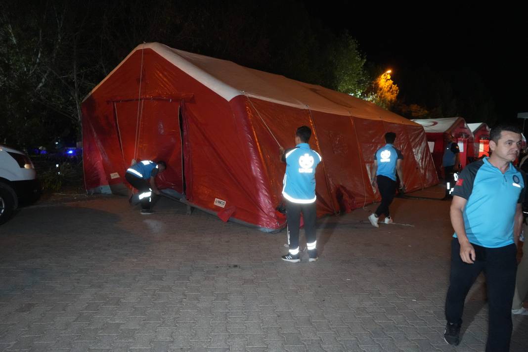Sındırgı’da sahra hastanesi kuruldu, vatandaşlar geceyi stadyumda geçiriyor 1