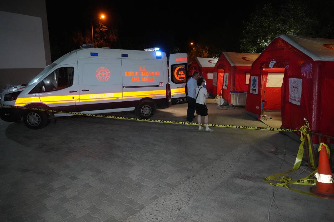 Sındırgı’da sahra hastanesi kuruldu, vatandaşlar geceyi stadyumda geçiriyor 2