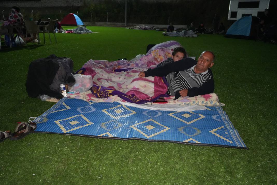 Sındırgı’da sahra hastanesi kuruldu, vatandaşlar geceyi stadyumda geçiriyor 4