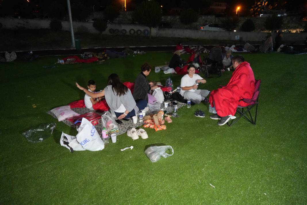 Sındırgı’da sahra hastanesi kuruldu, vatandaşlar geceyi stadyumda geçiriyor 3