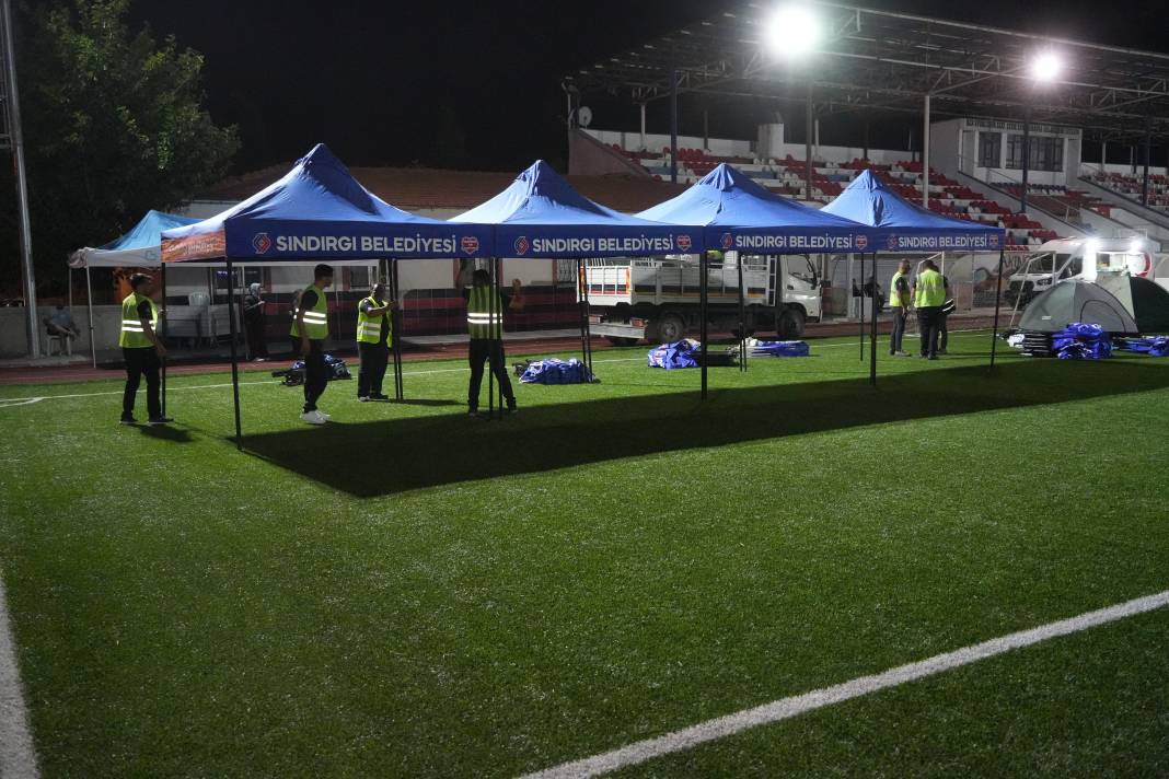 Sındırgı’da sahra hastanesi kuruldu, vatandaşlar geceyi stadyumda geçiriyor 5