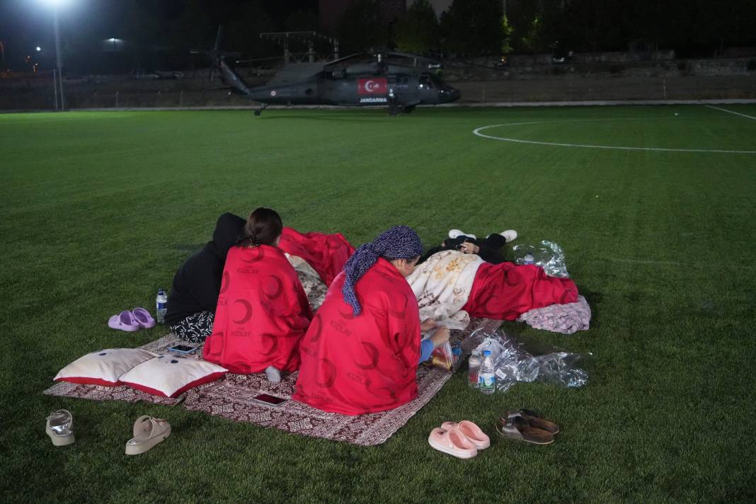 Sındırgı’da sahra hastanesi kuruldu, vatandaşlar geceyi stadyumda geçiriyor 7