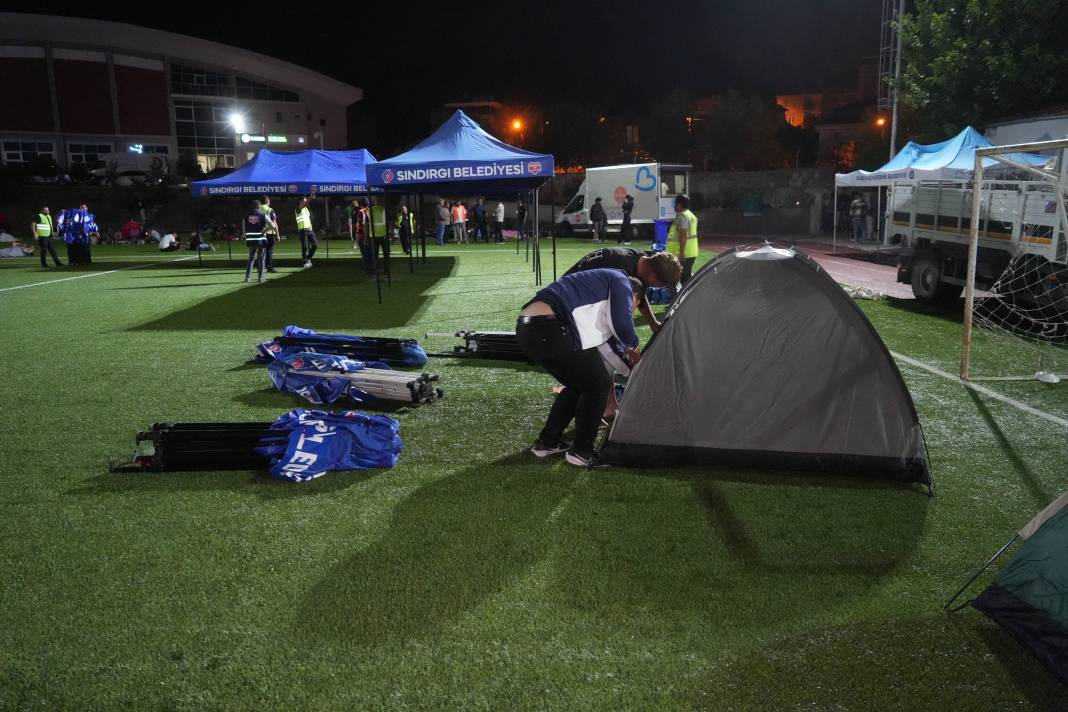 Sındırgı’da sahra hastanesi kuruldu, vatandaşlar geceyi stadyumda geçiriyor 6