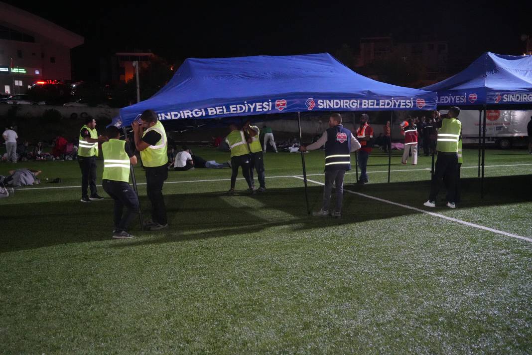 Sındırgı’da sahra hastanesi kuruldu, vatandaşlar geceyi stadyumda geçiriyor 8