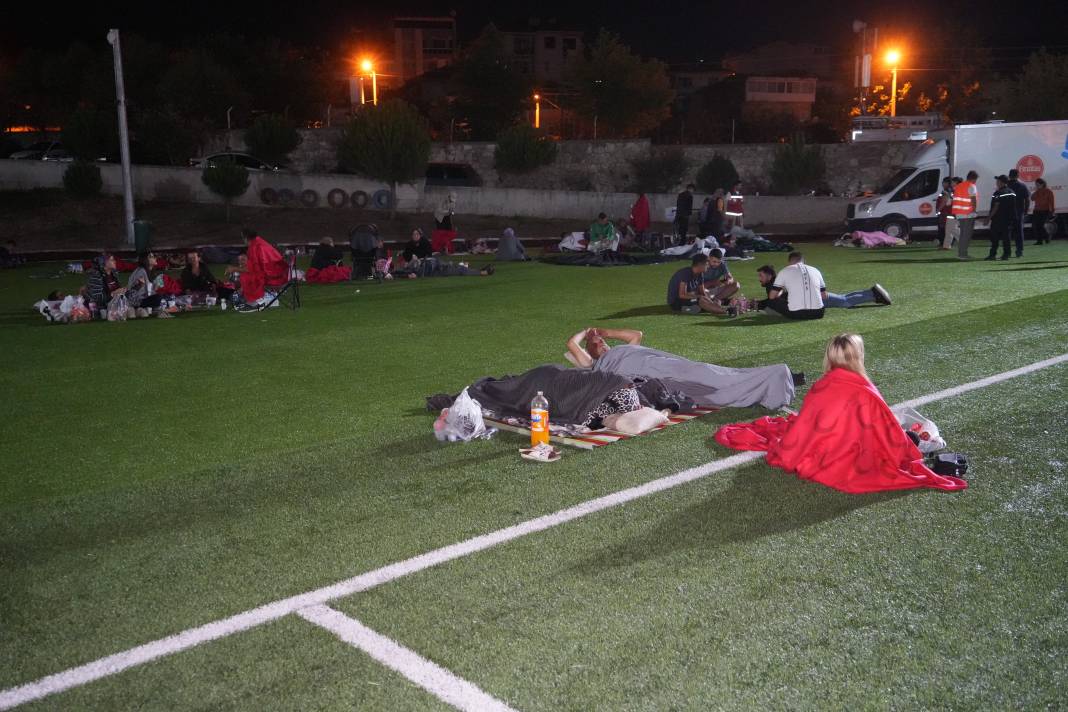 Sındırgı’da sahra hastanesi kuruldu, vatandaşlar geceyi stadyumda geçiriyor 9