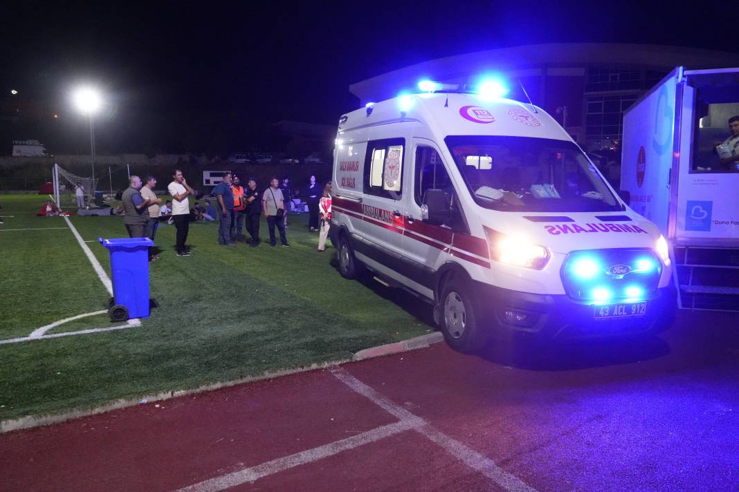 Sındırgı’da sahra hastanesi kuruldu, vatandaşlar geceyi stadyumda geçiriyor 10