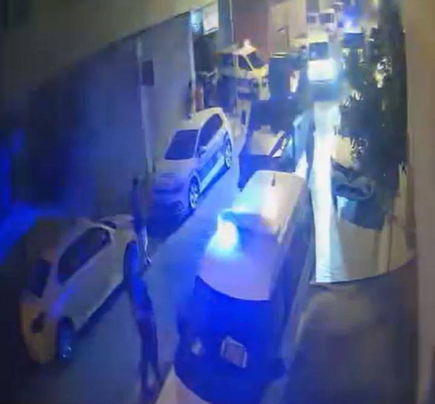 Adana’da balkondan balkona silahlı çatışma!