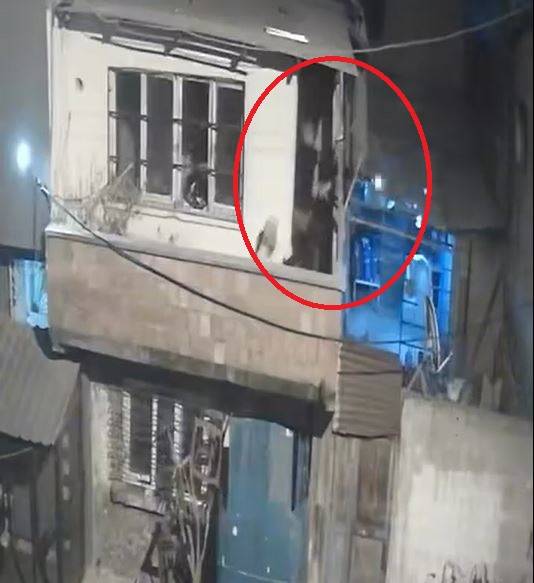 Adana’da balkondan balkona silahlı çatışma!