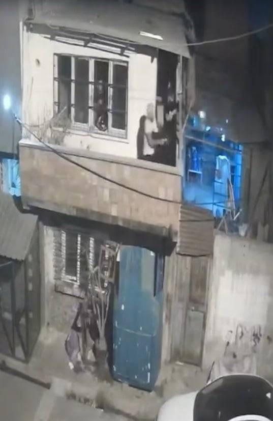 Adana’da balkondan balkona silahlı çatışma!