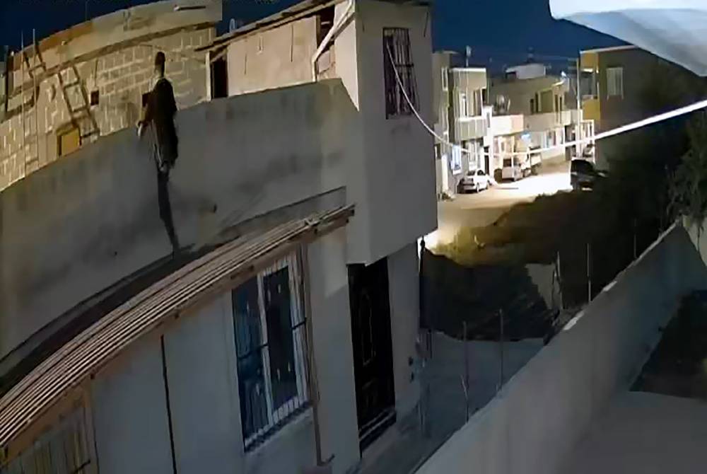 Adana’da film gibi hırsızlık! Duvardan tırmandı kapıdan çıktı: Savunması ‘pes’ dedirtti