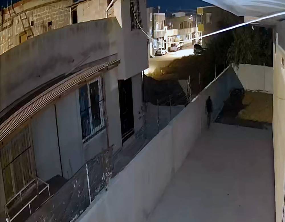 Adana’da film gibi hırsızlık! Duvardan tırmandı kapıdan çıktı: Savunması ‘pes’ dedirtti