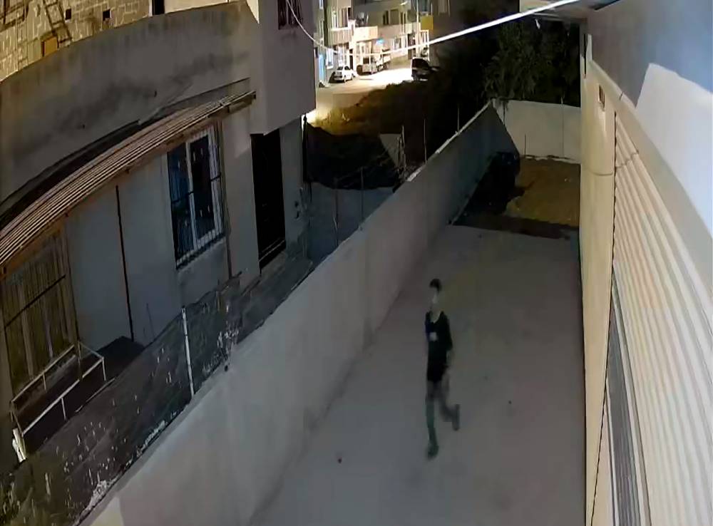 Adana’da film gibi hırsızlık! Duvardan tırmandı kapıdan çıktı: Savunması ‘pes’ dedirtti