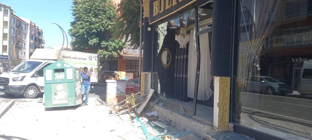 Aksaray’da korkunç kaça kaz! Motosiklet cam vitrine savruldu: 3 yaralı