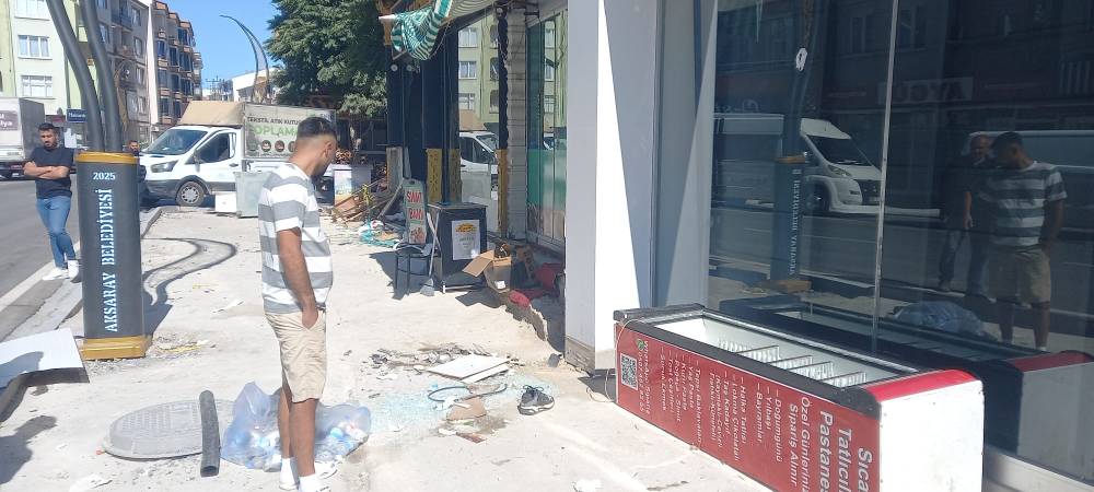 Aksaray’da korkunç kaça kaz! Motosiklet cam vitrine savruldu: 3 yaralı