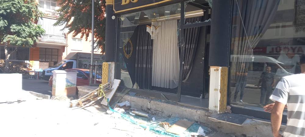 Aksaray’da korkunç kaça kaz! Motosiklet cam vitrine savruldu: 3 yaralı