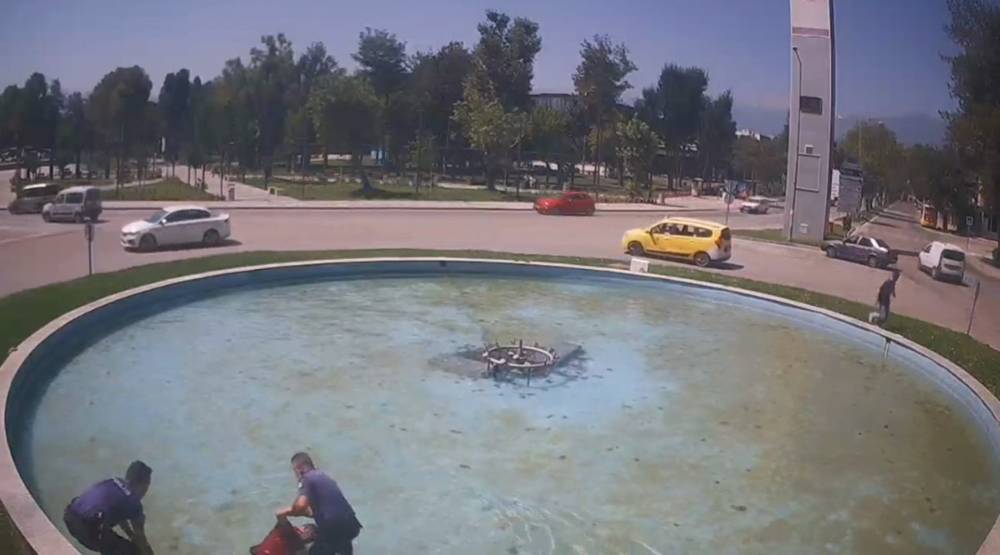 Bursa'da havuzda ölüm kalım anları! İmdadına polis yetişti