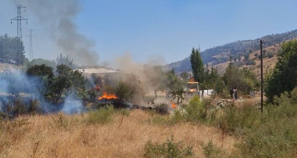 Elektrik direği patladı! Yangın çıktı! Köyüler söndürmek için seferber oldu