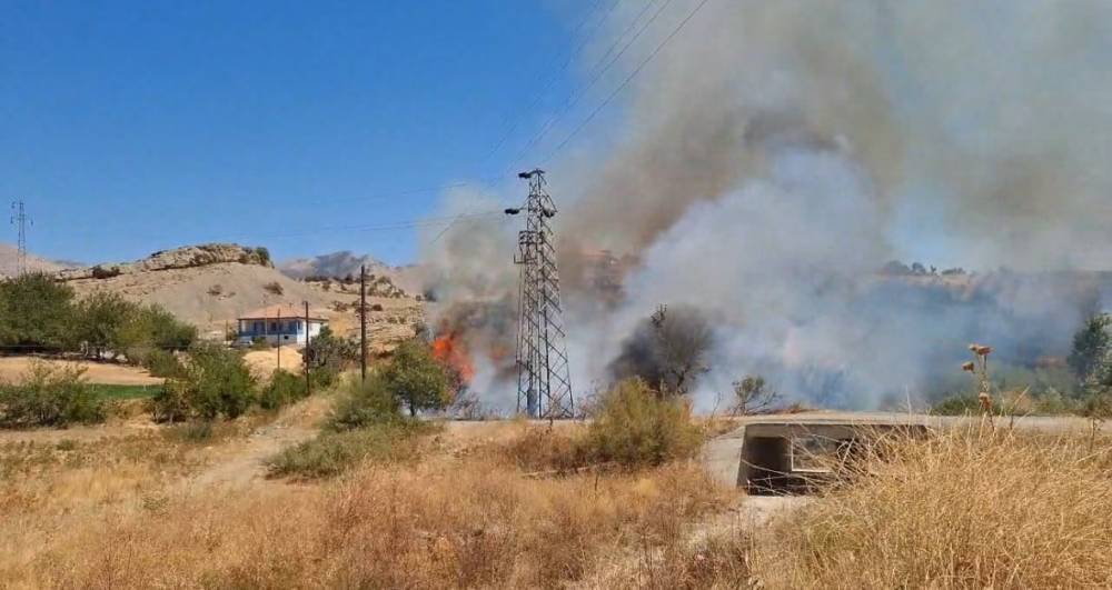 Elektrik direği patladı! Yangın çıktı! Köyüler söndürmek için seferber oldu