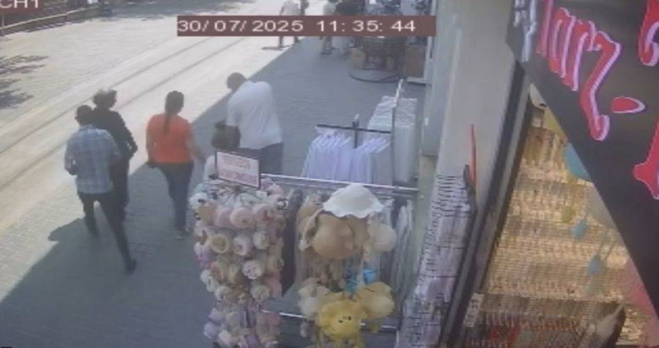 Kadın yürürken cüzdanı çalındı