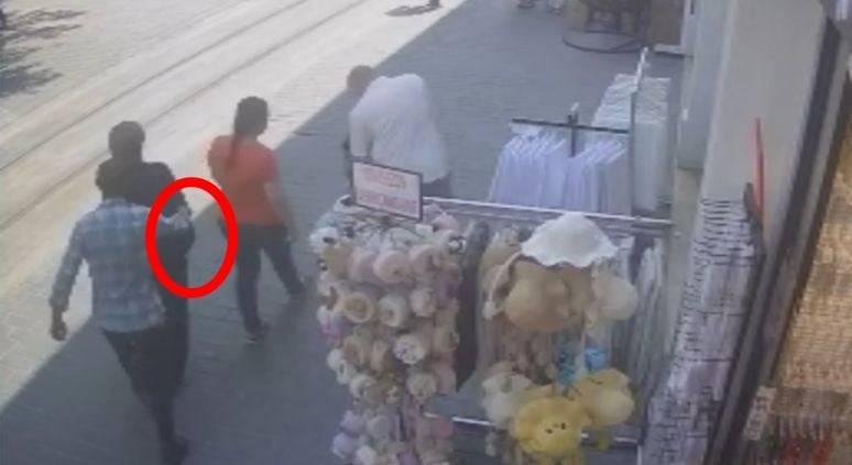 Kadın yürürken cüzdanı çalındı