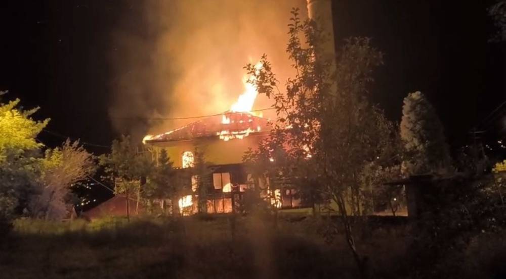 Tarihi cami alev topuna döndü