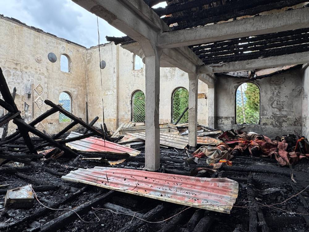 Tarihi cami alev topuna döndü