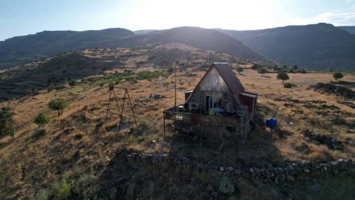 Deprem sonrası tepeye ev kurdu