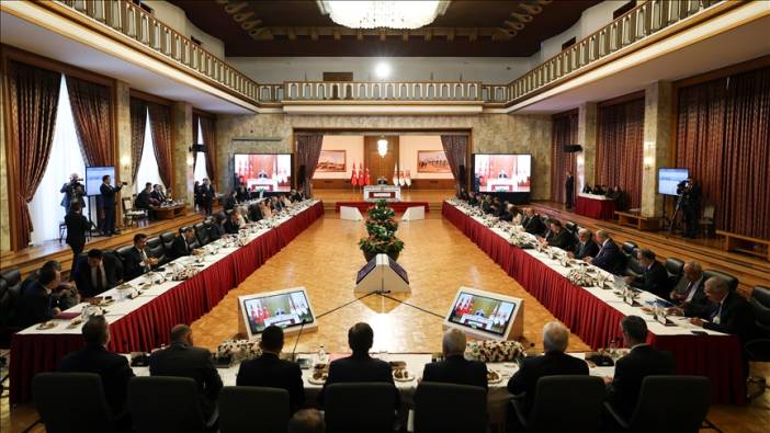 Komisyon karıştı! Öcalan’ı Atatürk ve Fatih üzerinden övdü!