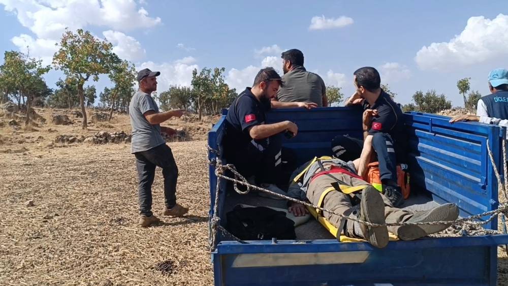 Ağaçtan düşen çiftçi patpatla ambulansa taşındı