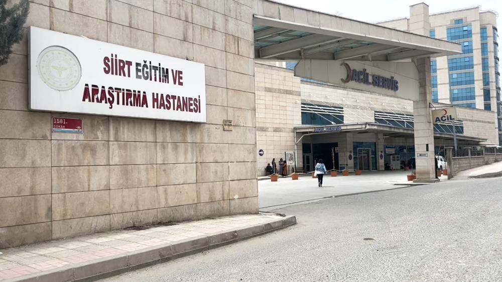 Ağaçtan düşen çiftçi patpatla ambulansa taşındı
