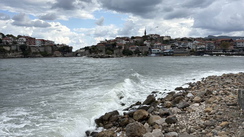 Amasra'da fırtına! Dalga boyu 5 metreye ulaştı