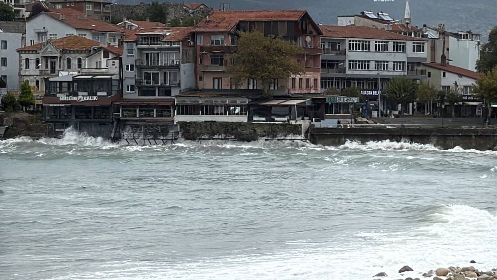 Amasra'da fırtına! Dalga boyu 5 metreye ulaştı