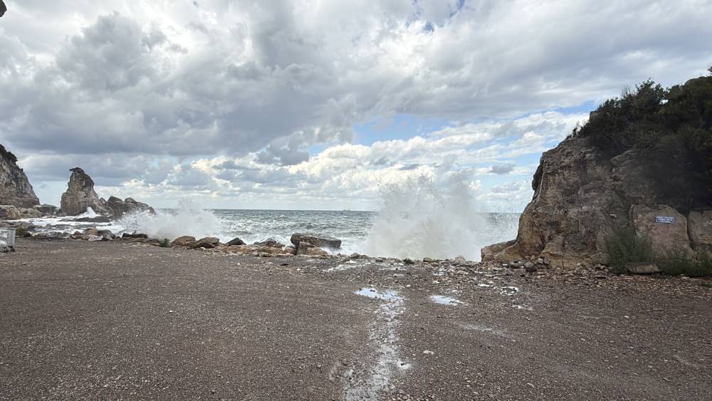 Amasra'da fırtına! Dalga boyu 5 metreye ulaştı