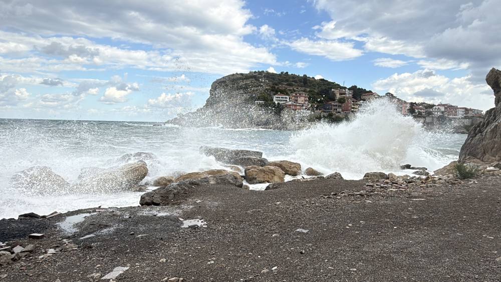 Amasra'da fırtına! Dalga boyu 5 metreye ulaştı