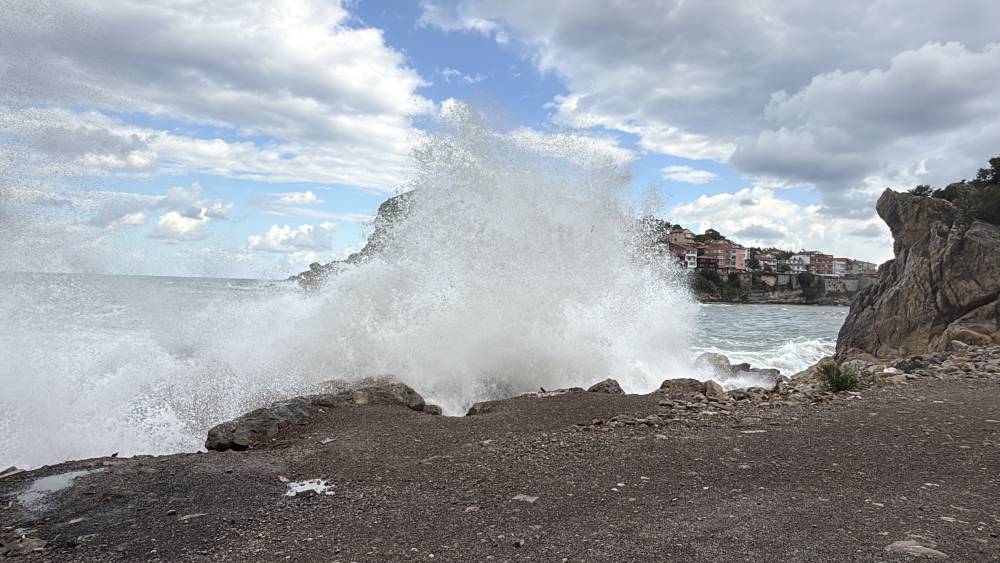 Amasra'da fırtına! Dalga boyu 5 metreye ulaştı