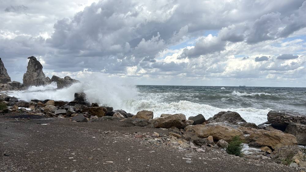 Amasra'da fırtına! Dalga boyu 5 metreye ulaştı