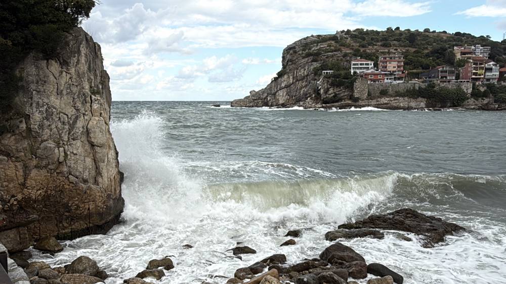 Amasra'da fırtına! Dalga boyu 5 metreye ulaştı