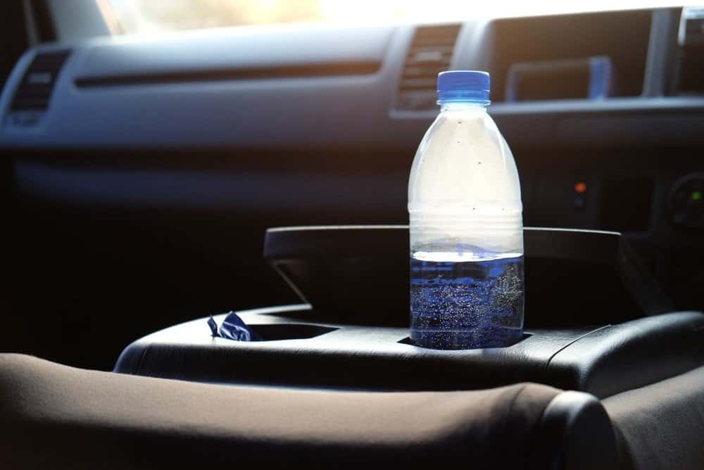arabada-birakilan-plastik-su-sisesi-yangin-cikarabilir.jpg