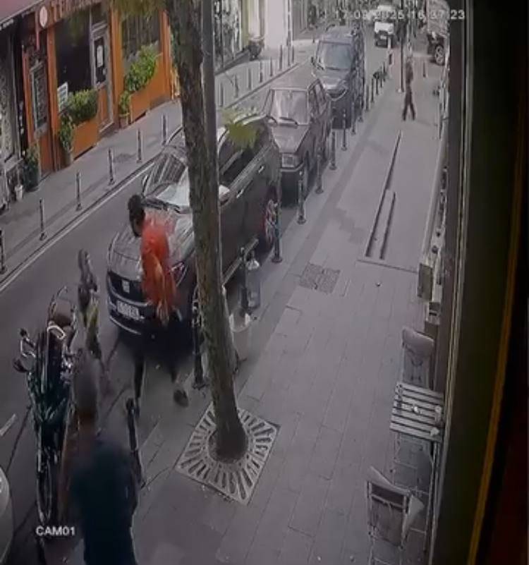 Bayrampaşa’da feci kaza: Yola atlayan çocuğa otomobil çarptı!