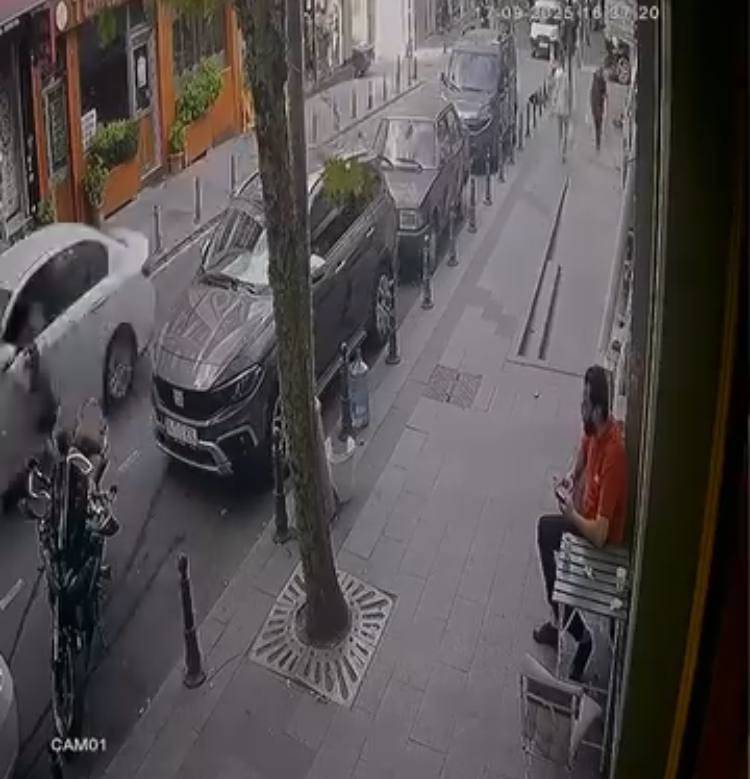 Bayrampaşa’da feci kaza: Yola atlayan çocuğa otomobil çarptı!