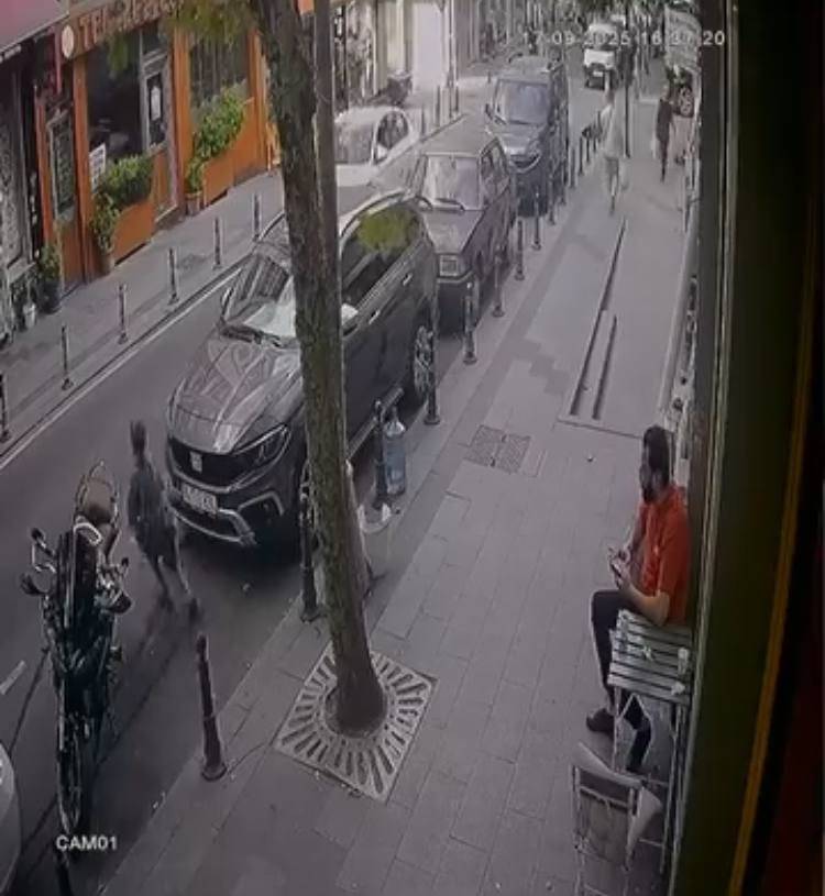 Bayrampaşa’da feci kaza: Yola atlayan çocuğa otomobil çarptı!