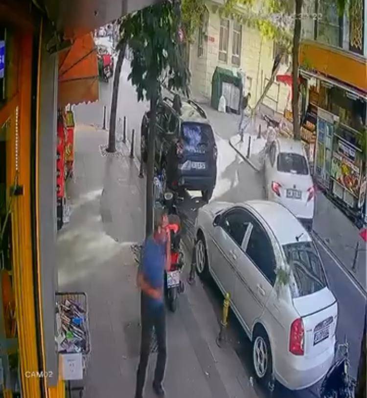 Bayrampaşa’da feci kaza: Yola atlayan çocuğa otomobil çarptı!