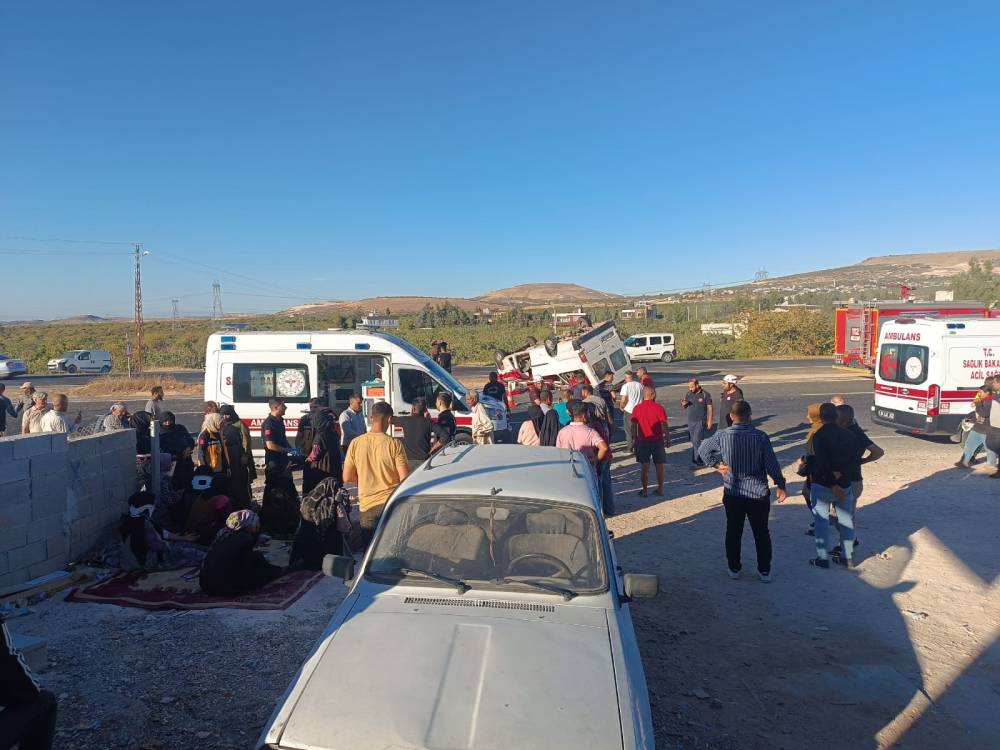 Bozova'da feci kaza! Tütün işçilerini taşıyan minibüs devrildi: 20 yaralı!