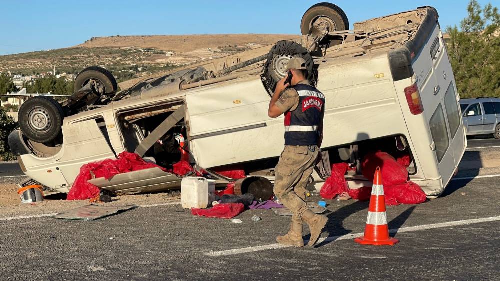 Bozova'da feci kaza! Tütün işçilerini taşıyan minibüs devrildi: 20 yaralı!