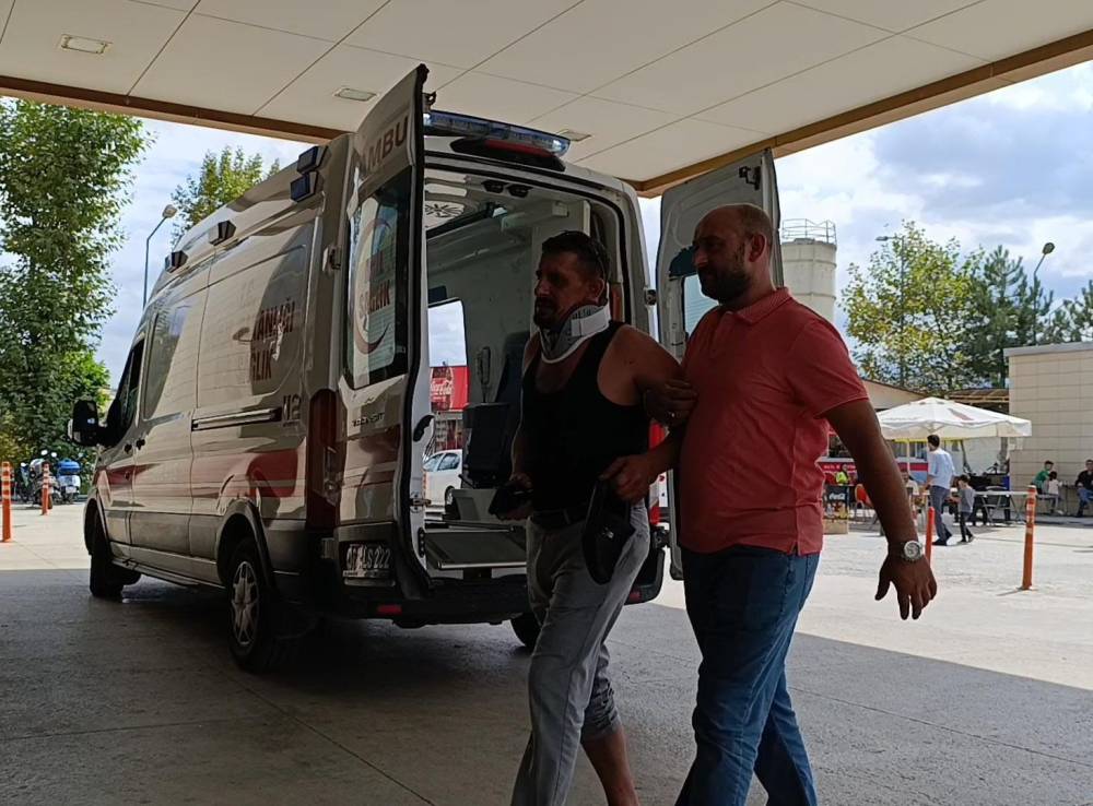 İnegöl'de kavşakta kaza! Motosiklette bulunan karı-koca savruldu