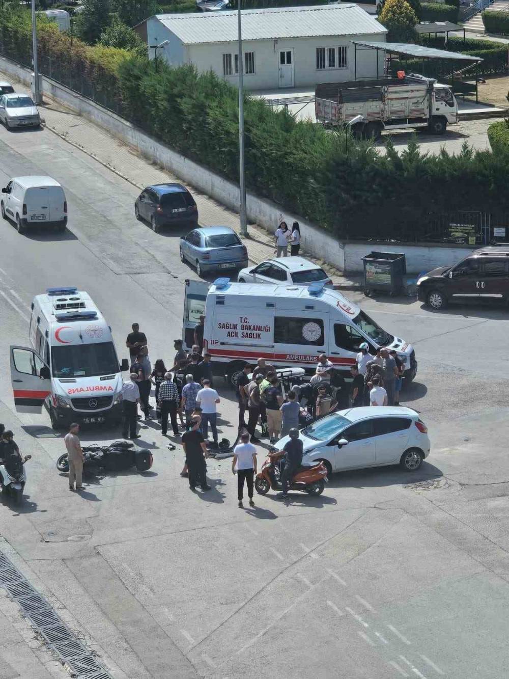 İnegöl'de kavşakta kaza! Motosiklette bulunan karı-koca savruldu