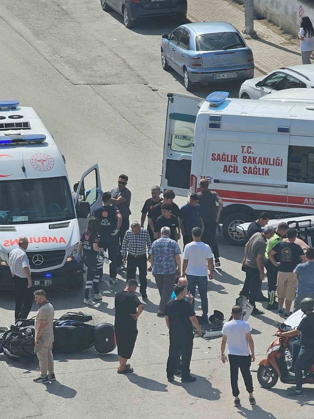 İnegöl'de kavşakta kaza! Motosiklette bulunan karı-koca savruldu