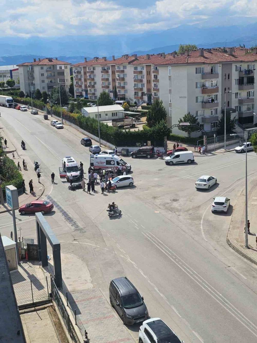 İnegöl'de kavşakta kaza! Motosiklette bulunan karı-koca savruldu