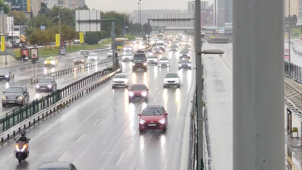 İstanbul’da beklenen yağmur yağdı! Vatandaşlar hazırlıksız yakalandı
